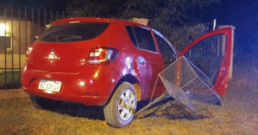 Giraron en U pasaron en rojo huyeron de la policiacutea y chocaron contra un tapial