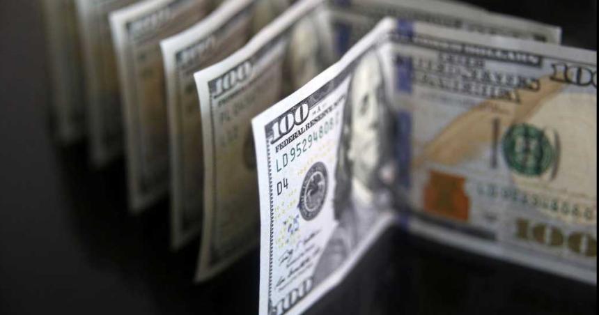 El doacutelar blue baja cinco pesos en otra jornada cambiaria