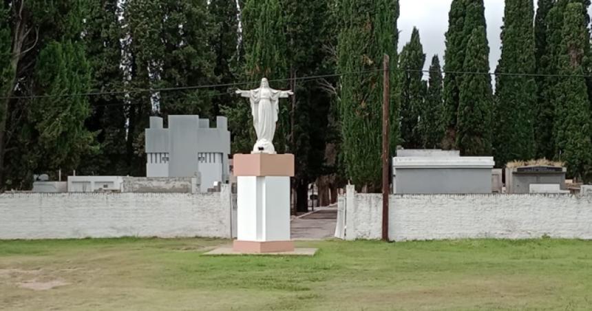Roban manijas y elementos de bronce en el cementerio de Rancul
