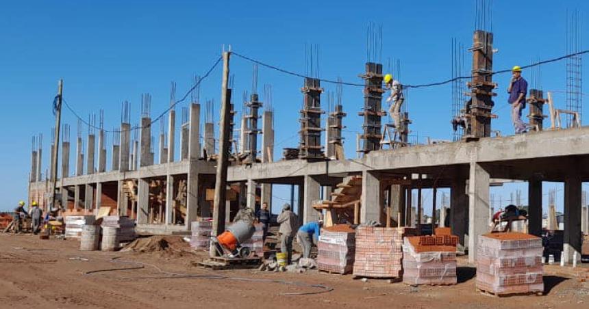 La dramaacutetica situacioacuten de los trabajadores de la construccioacuten de La Pampa por la caiacuteda de la obra privada