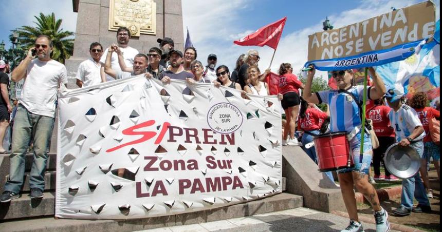 Una sociedad democraacutetica necesita medios sustentables y periodistas bien pagados