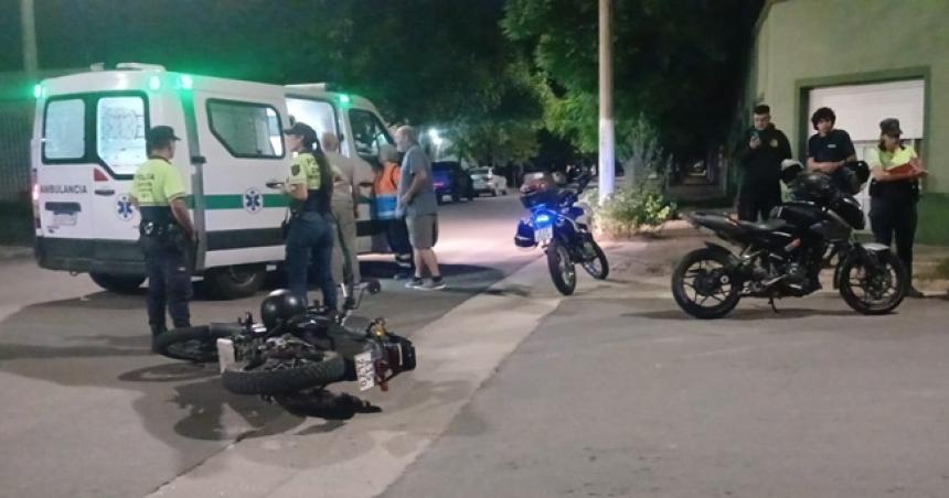 Dos motos chocaron y uno de los conductores resultoacute herido