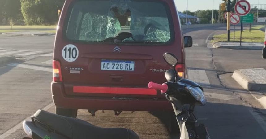 Motociclista con un nene a bordo chocoacute de atraacutes a un utilitario