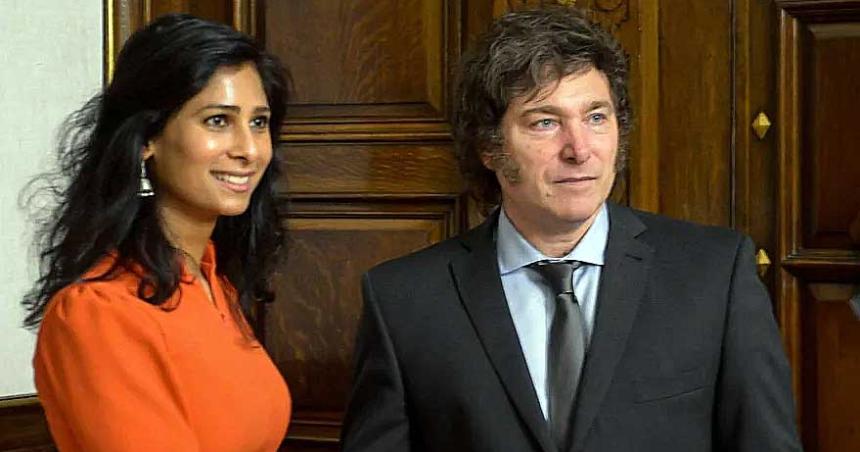Milei reveloacute que busca acelerar la salida del cepo con un pool de preacutestamos