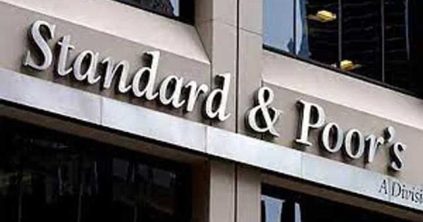 Standard amp Poors mejoroacute la calificacioacuten de la deuda en pesos