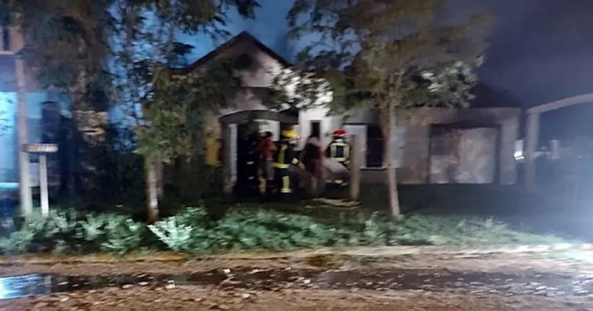Un incendio destruyoacute una vivienda en Castex