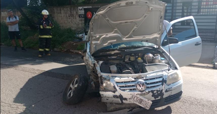Un auto chocoacute un acoplado estacionado