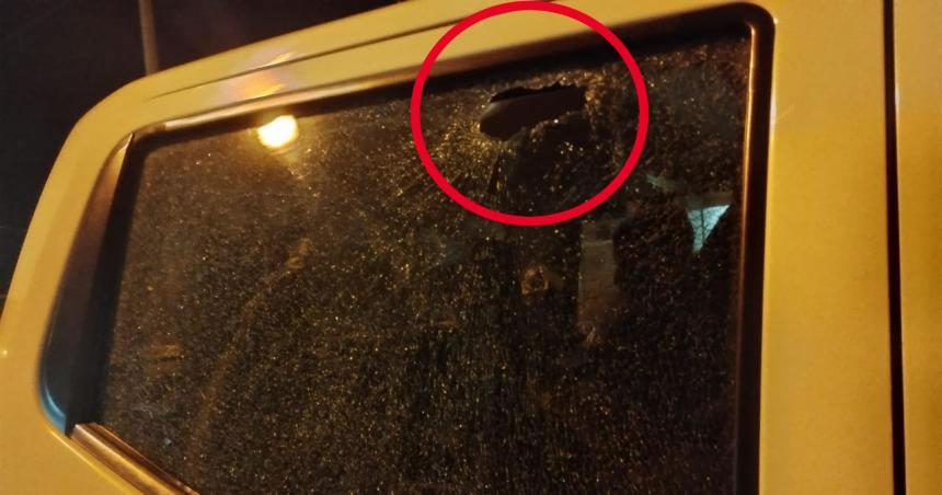 Un chico de 14 antildeos rompioacute el vidrio de un patrullero con una piedra e hirioacute a un policiacutea