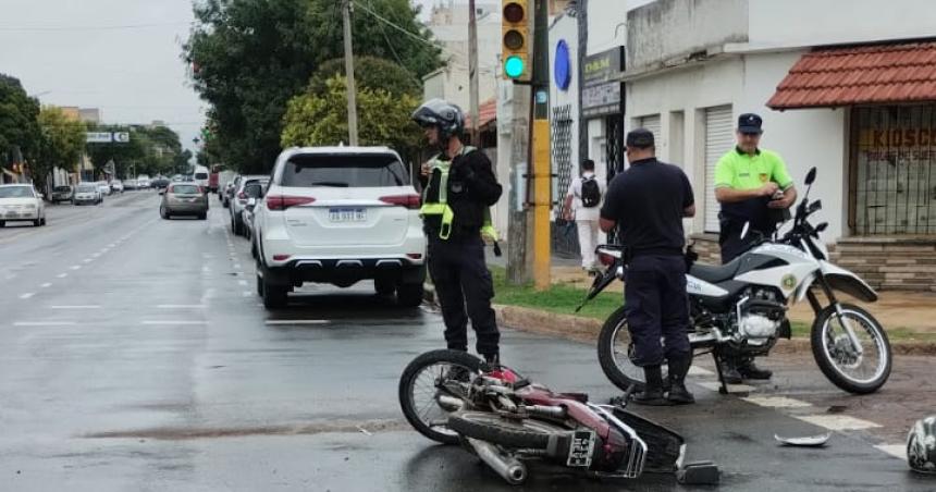 Dos choques bajo la lluvia