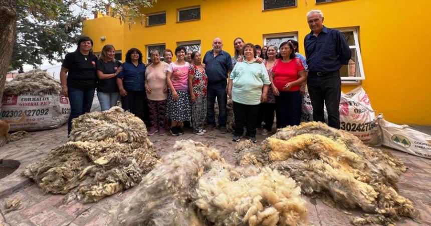 Donaron lana de oveja al Mercado Artesanal