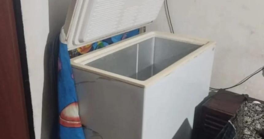 Hallaron muerto a un chico de 13 antildeos dentro de un freezer en Coacuterdoba