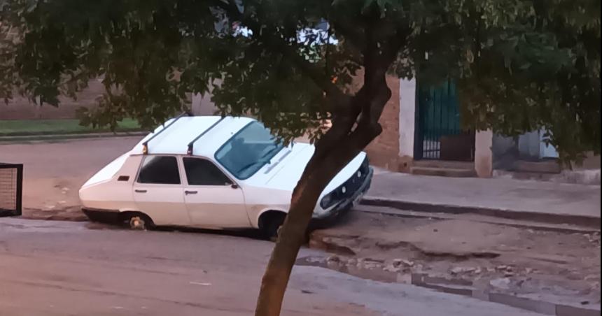 El agua socavoacute una calle y se tragoacute un auto estacionado