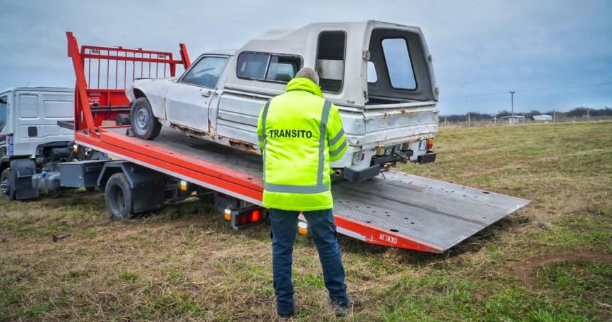 El Municipio sigue con la remocioacuten de autos abandonados en la viacutea puacuteblica