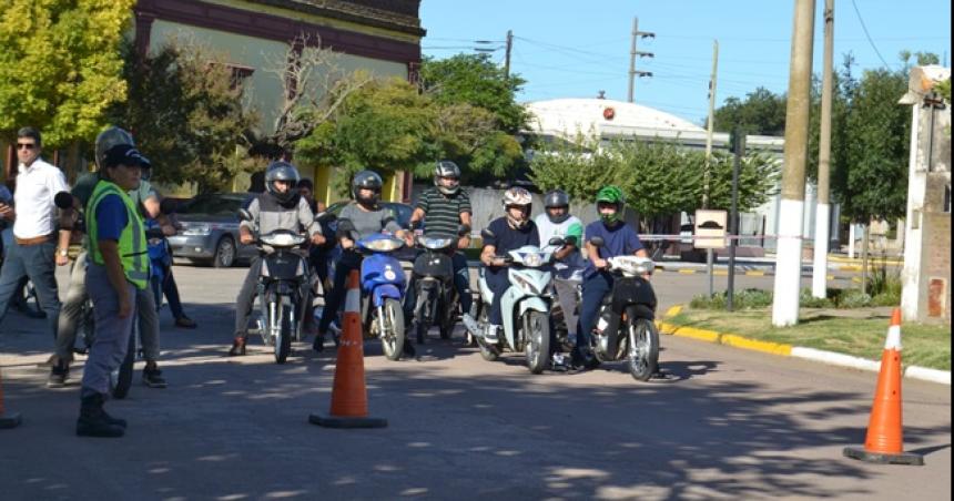 Capacitacioacuten a motociclistas y entrega de cascos en Lonquimay