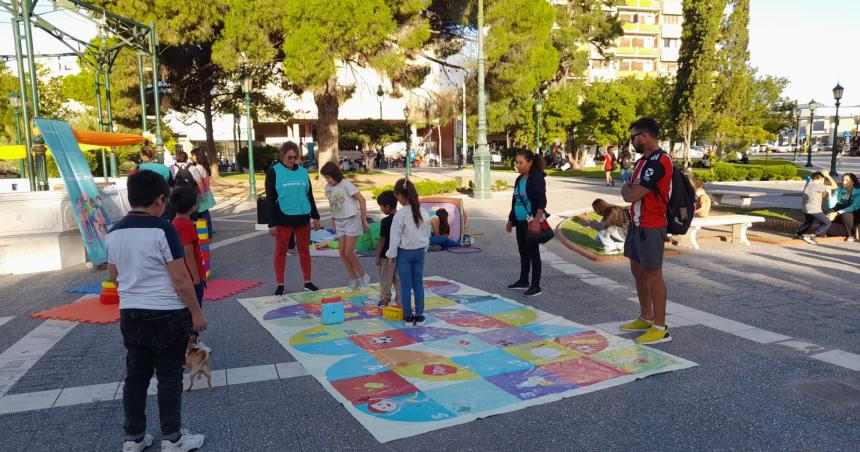 Protestaron en la plaza por destruccioacuten de programa para infancias