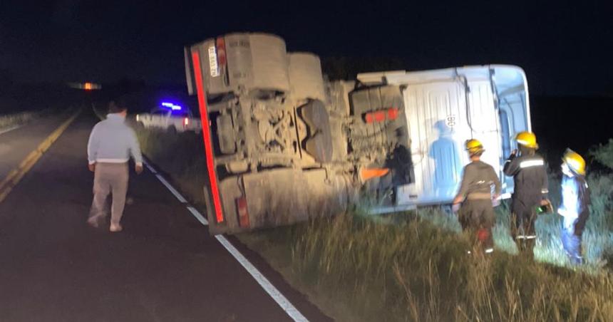 Un camioacuten que era remolcado por otro volcoacute en la Ruta Provincial 9