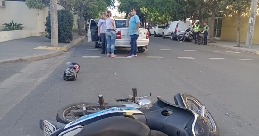 Un auto embistioacute a una moto en el centro de Santa Rosa