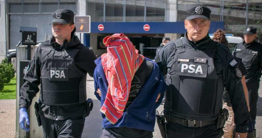 Intentaban traficar 43 kilos de cocaiacutena en la bodega de un avioacuten que iba a Europa- ocho detenidos