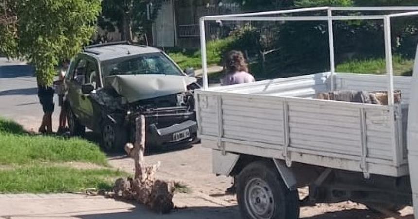 Santa Rosa- chocaron y dejaron abandonada la camioneta
