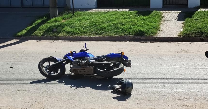 Quiso esquivar un pozo y chocoacute a un motociclista