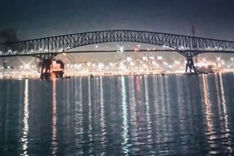 Un barco chocoacute contra el mayor puente de Baltimore y lo derrumboacute mientras cruzaban vehiacuteculos