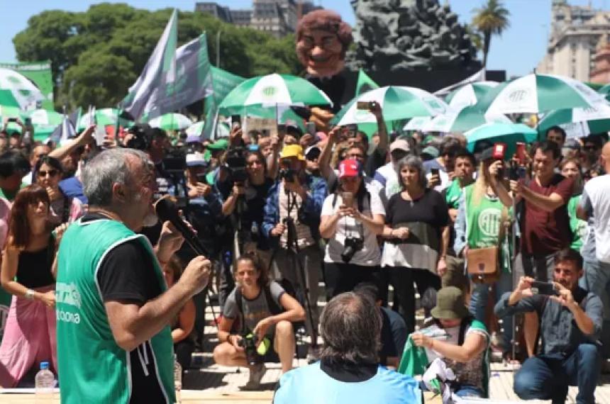 Gremios en alerta tras anuncio de Javier Milei por despidos masivos