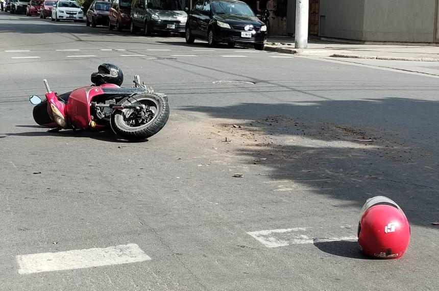 Una motociclista herida en un fuerte choque en pleno centro