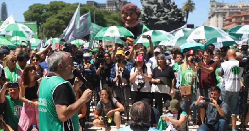Gremios en alerta tras anuncio de Javier Milei por despidos masivos