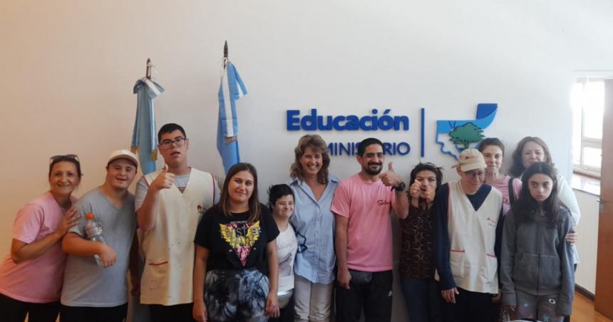  Feuerschvenger recibioacute a joacutevenes y adultos del Centro Educativo Terapeacuteutico Solar