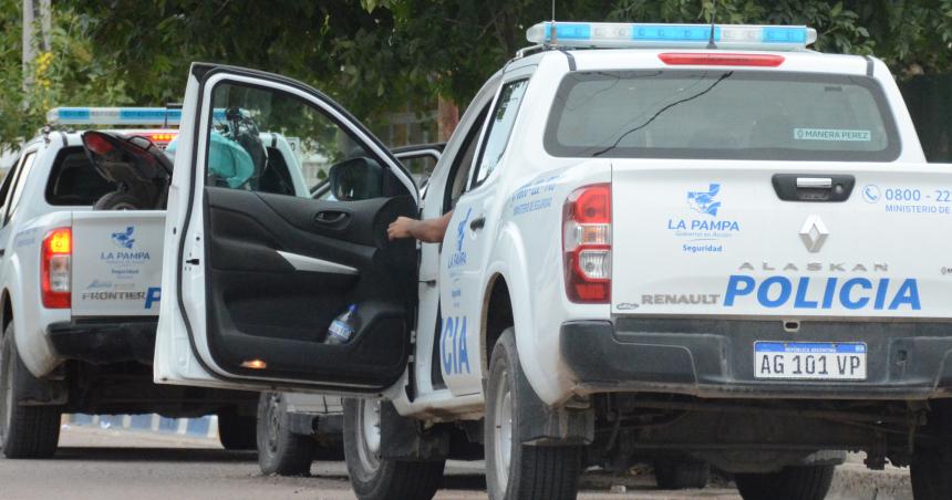 Roboacute y cabeceoacute a un policiacutea en el rostro