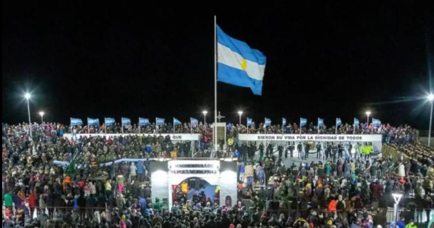 Sin autoridades nacionales los gobernadores patagoacutenicos encabezaron la Vigilia de Malvinas