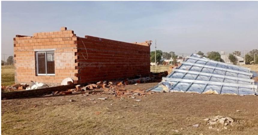 El viento voloacute el techo de una casa en Jacinto Arauz