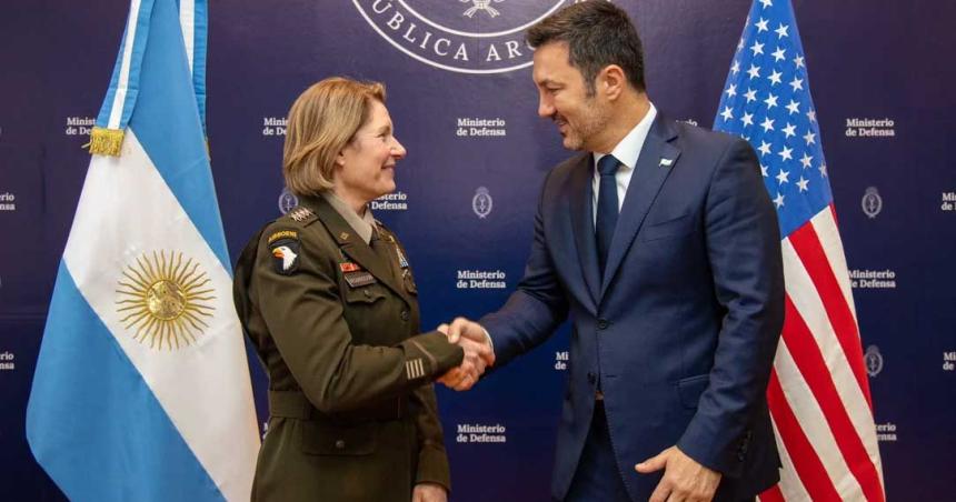 Richardson visitoacute a Petri y oficializoacute la transferencia de un nuevo Heacutercules C-130H a la Fuerza Aeacuterea
