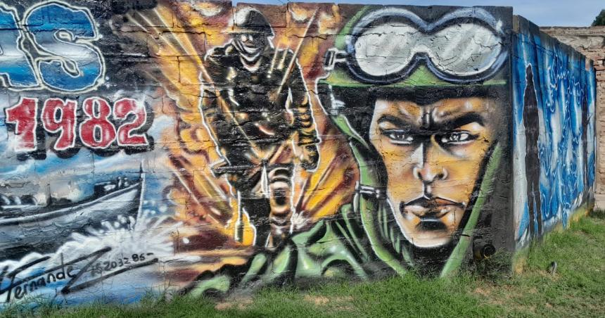 Un mural con la gesta de Malvinas luce en una esquina de Villa Alonso 