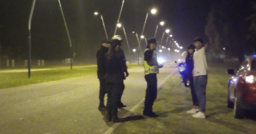 Dos menores en grave estado al tirarse de un camioacuten en Pico