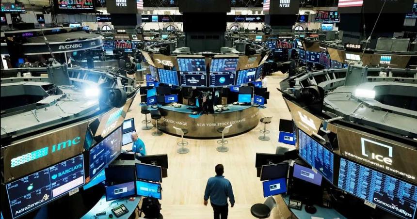 Acciones y bonos argentinos suben maacutes del 12-en-porciento- y el riesgo paiacutes perfora los 1300 