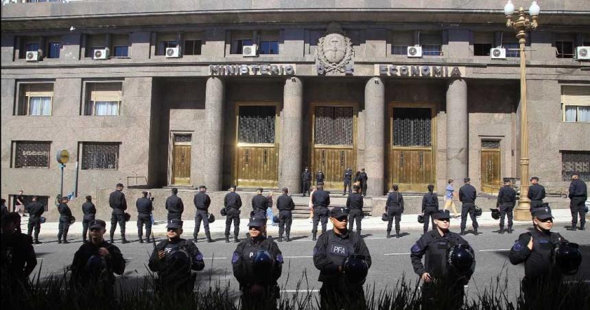 Incidentes en Plaza de Mayo durante la protesta de ATE en contra de los despidos de estatales