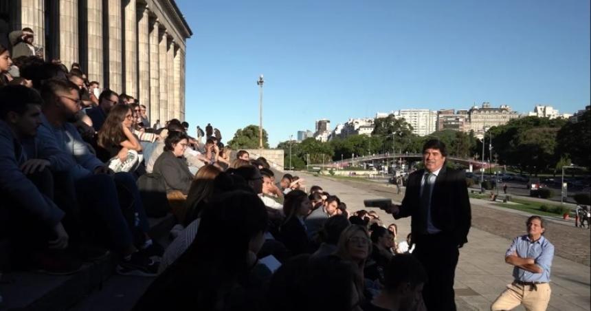 Recortes en la UBA- Un camarista penal dio una clase puacuteblica para no perder el aula