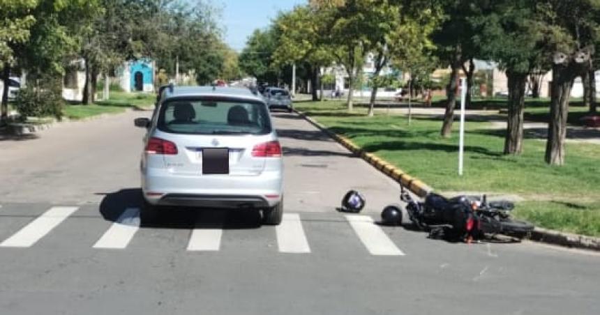 Un motociclista con fractura de claviacutecula y un menor con un corte tras un choque