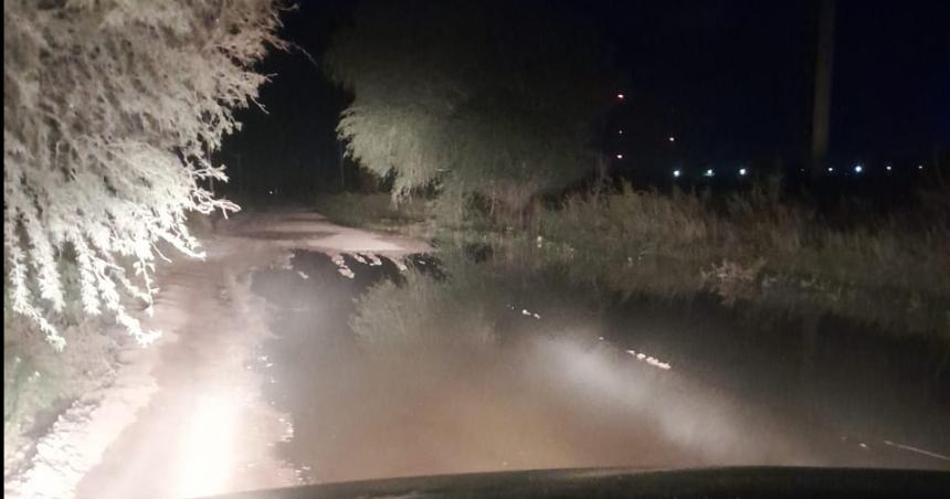 Vecinos advierten de un vertido de liacutequidos cloacales en un camino rural