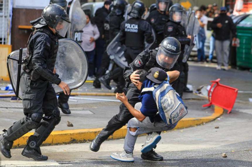 La Policiacutea desalojoacute una protesta en la 9 de Julio hubo heridos y detenidos