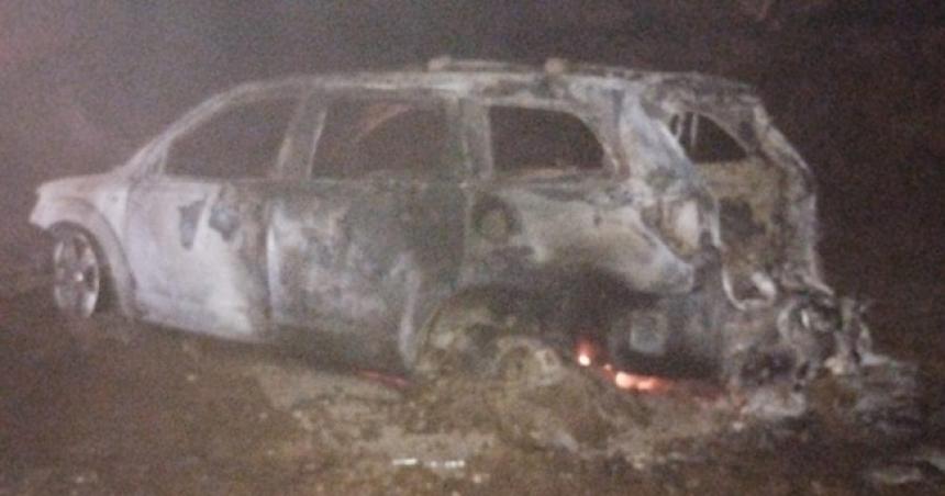 Un auto se incendioacute en un cruce de rutas