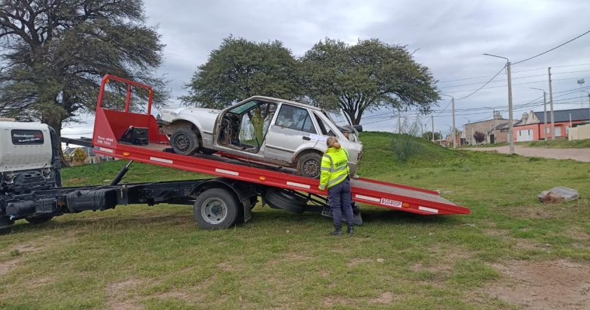 La Municipalidad removioacute unos 40 autos de la viacutea puacuteblica