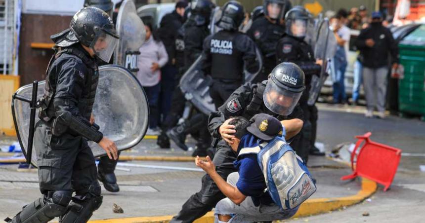 La Policiacutea desalojoacute una protesta en la 9 de Julio hubo heridos y detenidos