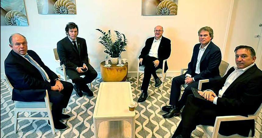 Milei se reunioacute con el titular del BID- analizaron la economiacutea y evaluaron creacuteditos Puente