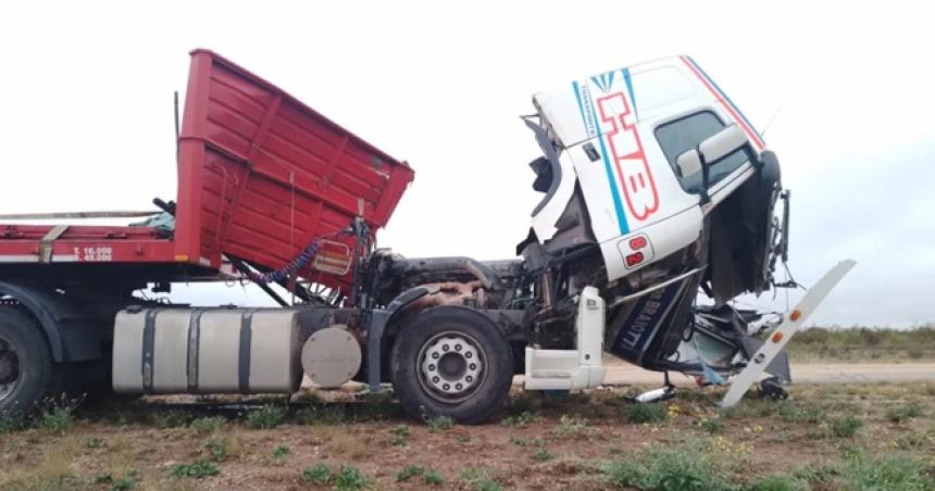 Paroacute para dormir al costado de la ruta y lo chocoacute otro camioacuten 