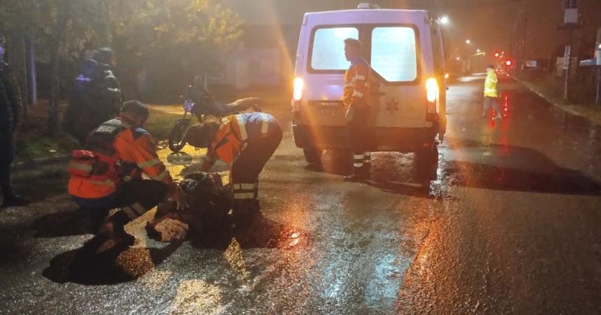 Una ciclista sufrioacute una fuerte caiacuteda por un bache