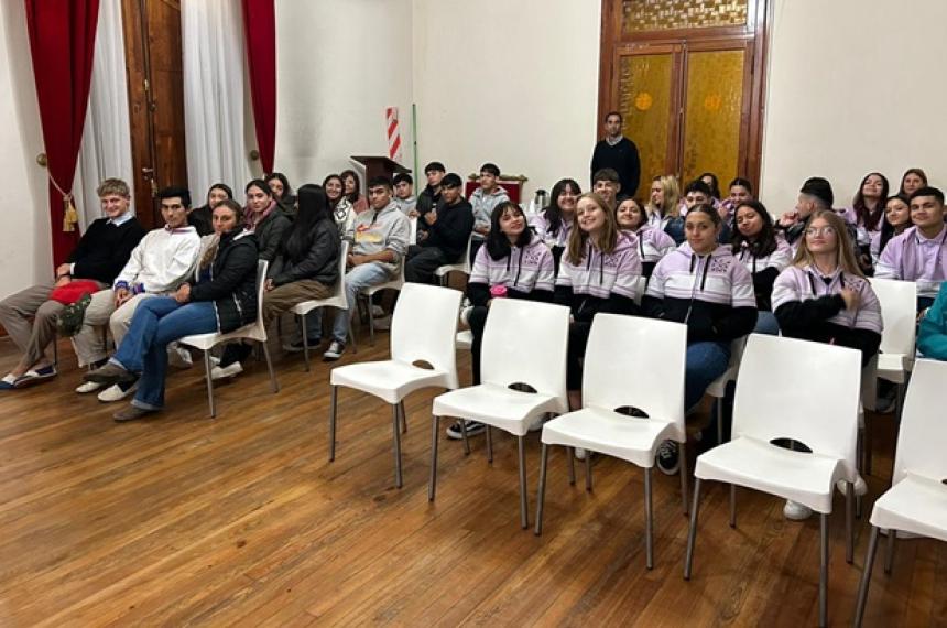 Cuatro colegios secundarios presenciaron un debate oral en Victorica