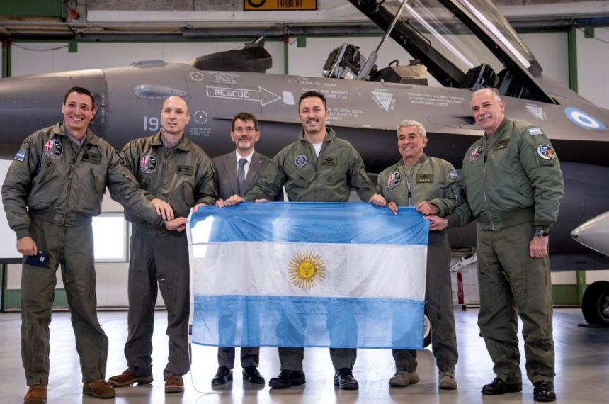 El Presidente participoacute de forma virtual del acto en el que Luis Petri formalizoacute la compra de 24 aeronaves F-16