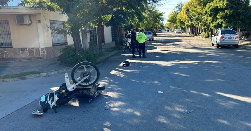 Chocaron un auto y una moto- un joven herido